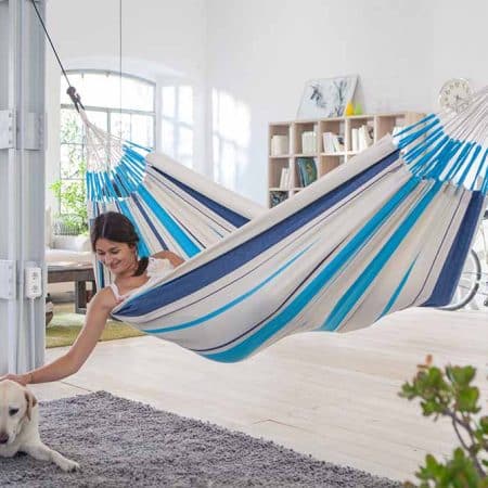 La Siesta Caribeña Aqua Blue, blå-vit singelhängmatta inomhus